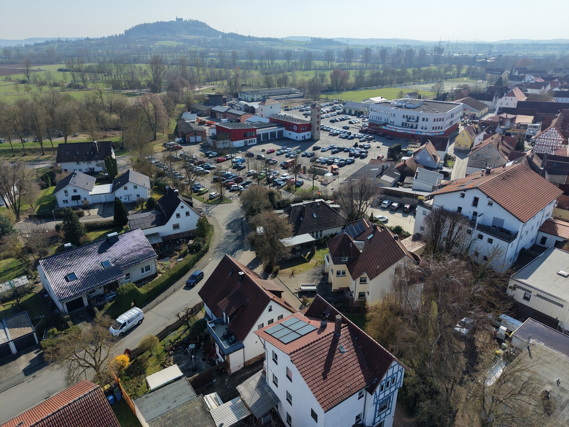 Umgebung und großer Parkplatz