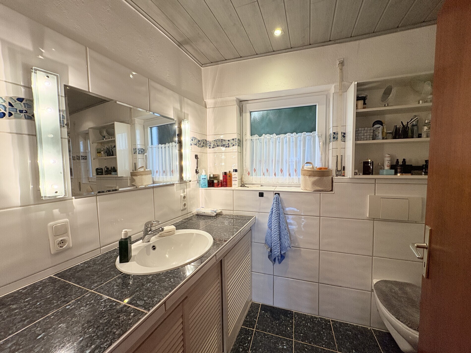Badezimmer (EG)