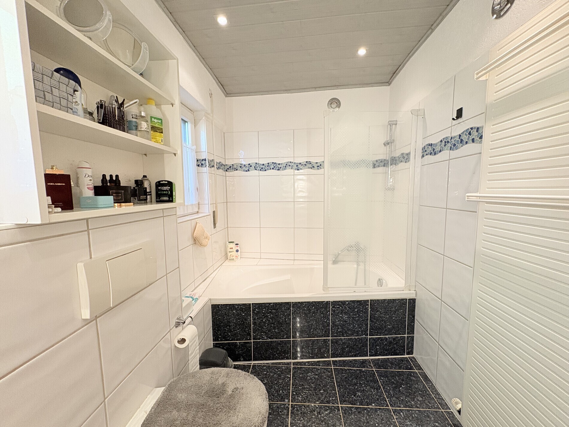 Badezimmer (EG)