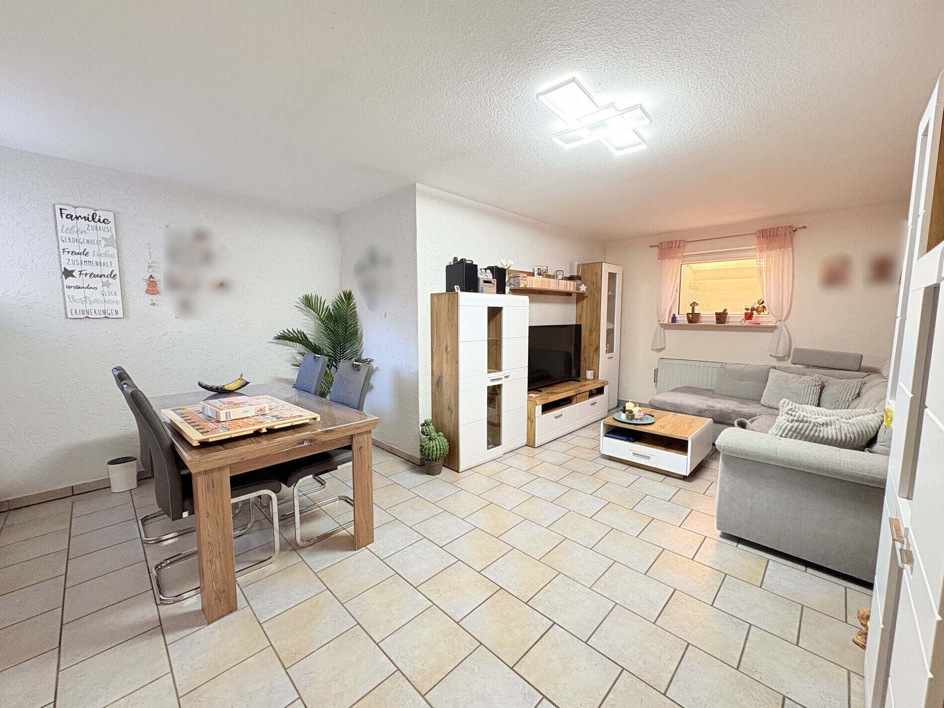 Wohn- und Esszimmer (KG)
