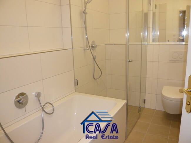 Bad mit Wanne und Dusche