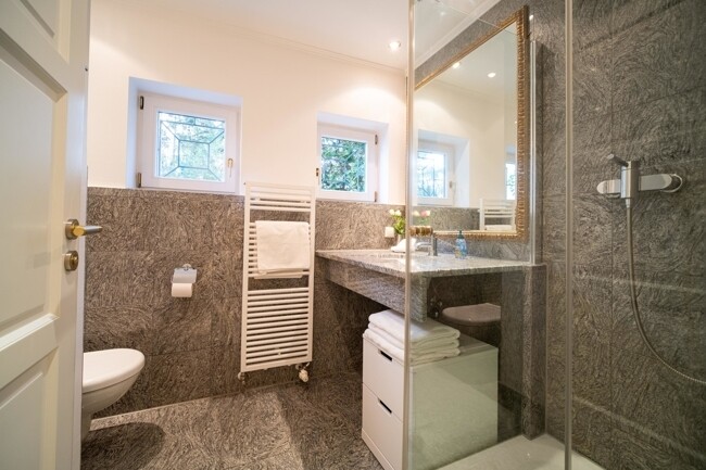 Bad im Untergeschoss. 2jpg