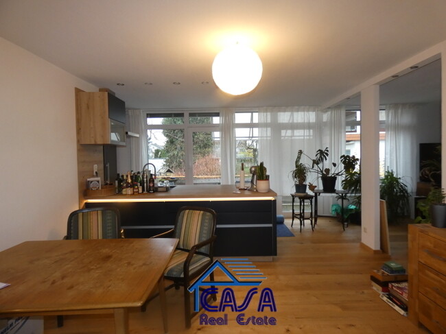 Blick in das Wohnzimmer mit EBK