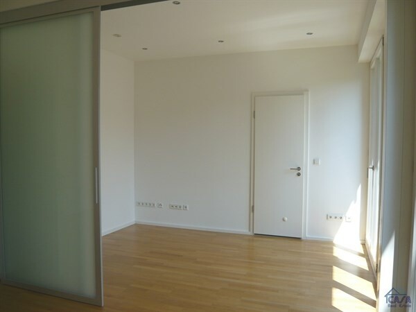 Zimmer mit Glasschiebetüre