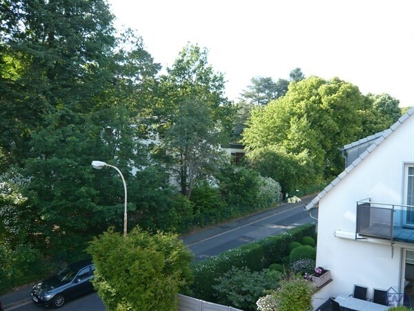Blick von oben auf die Strasse