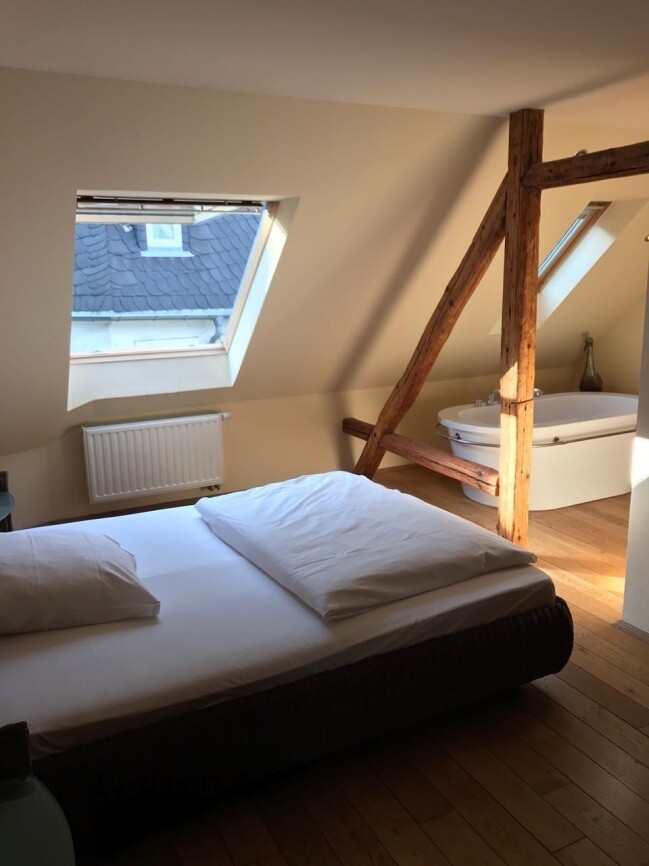 Schlafzimmer offen zum Bad