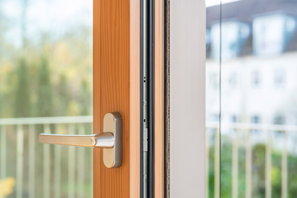 olz-Alu-Fenstertüren (Weißtanne innen, Bronze eloxiert außen)