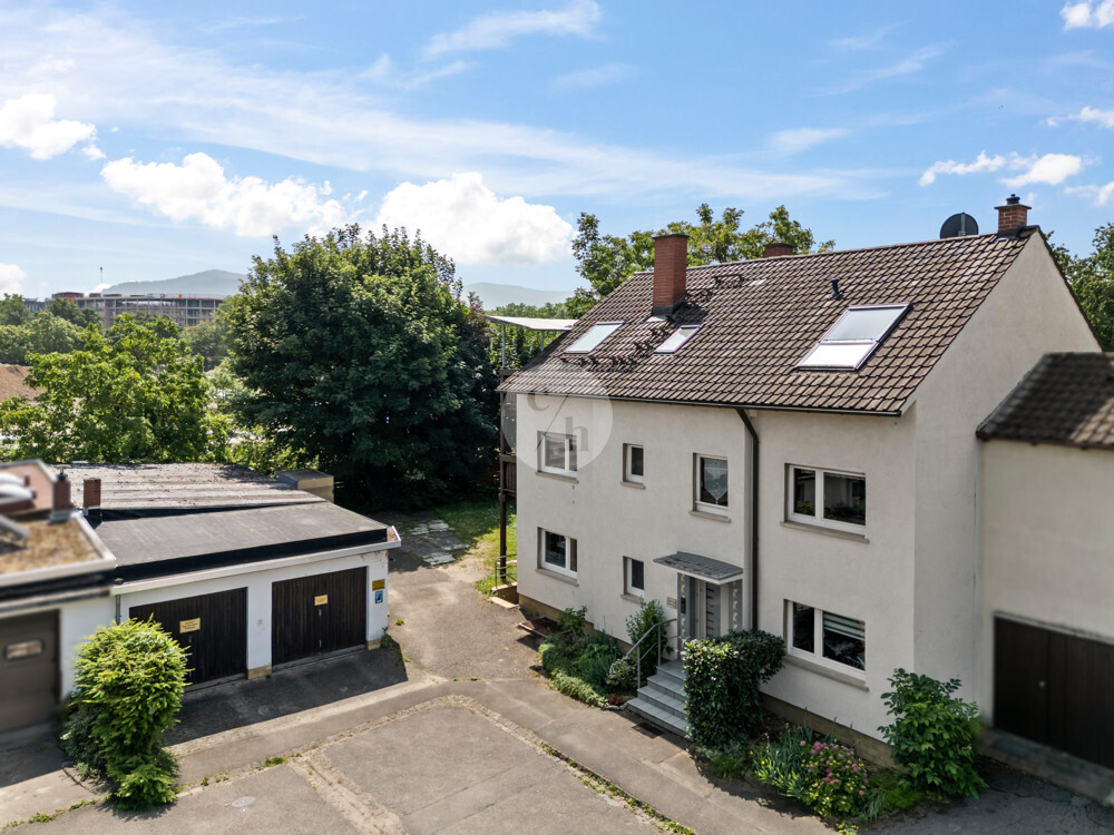 Ansicht auf Haus und Garage