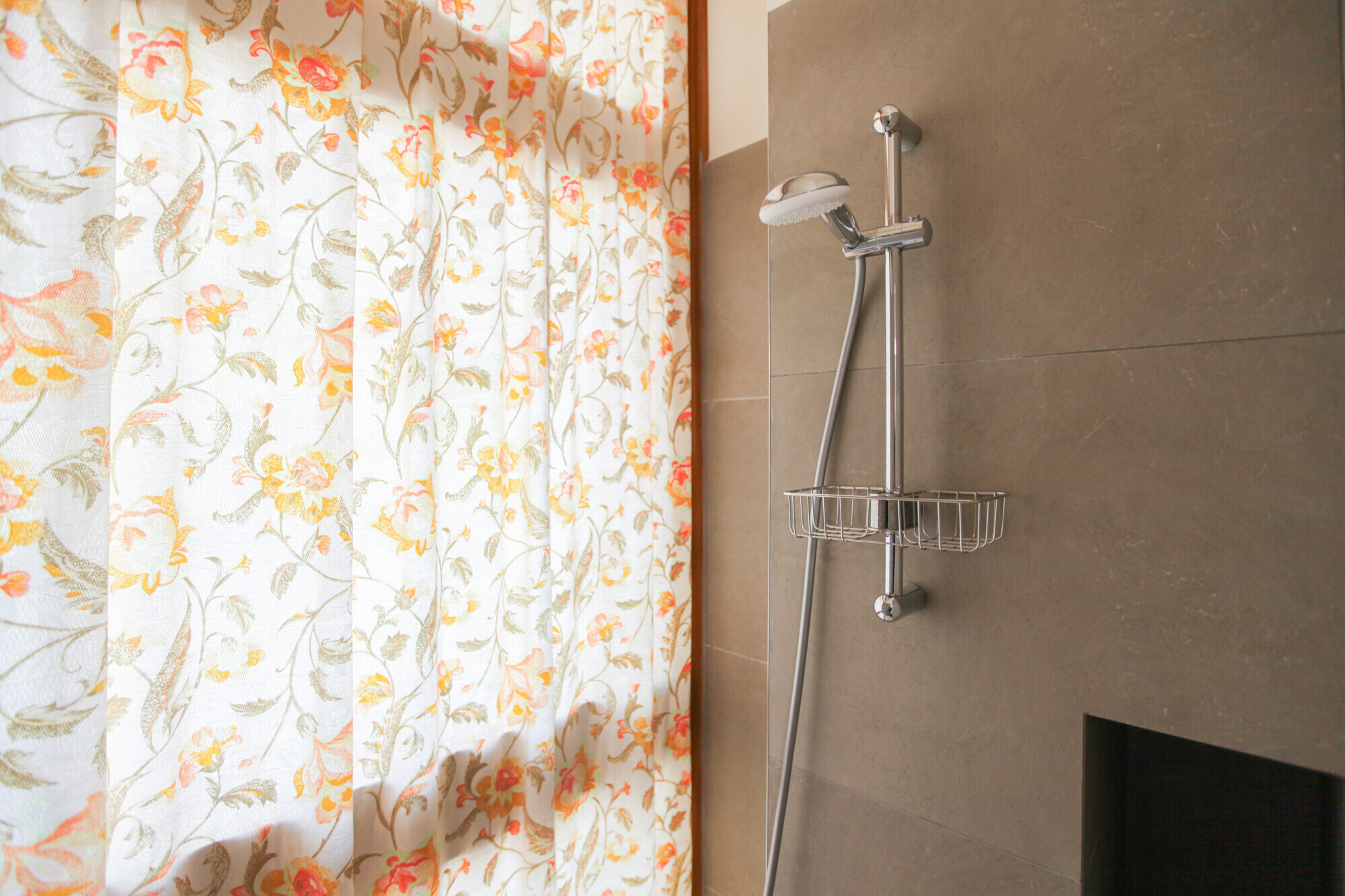 IMG_8925 SHOWER BATH ROOM 2