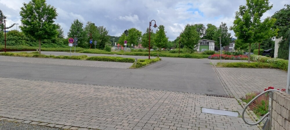 Bahnhofsvorplatz, nahe dem Grundstück