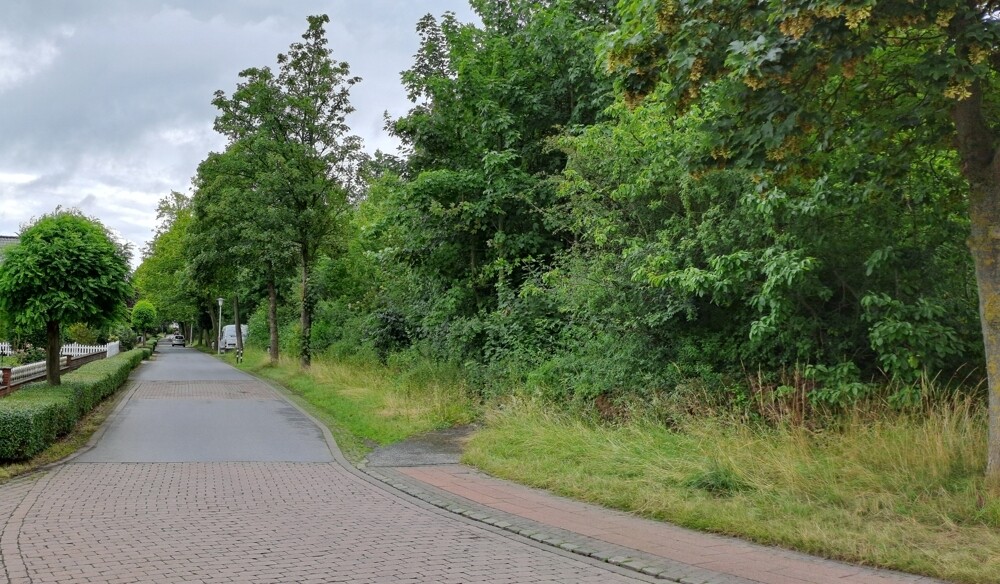 Bahnhofstraße, rechts Zugang zum Grundstück