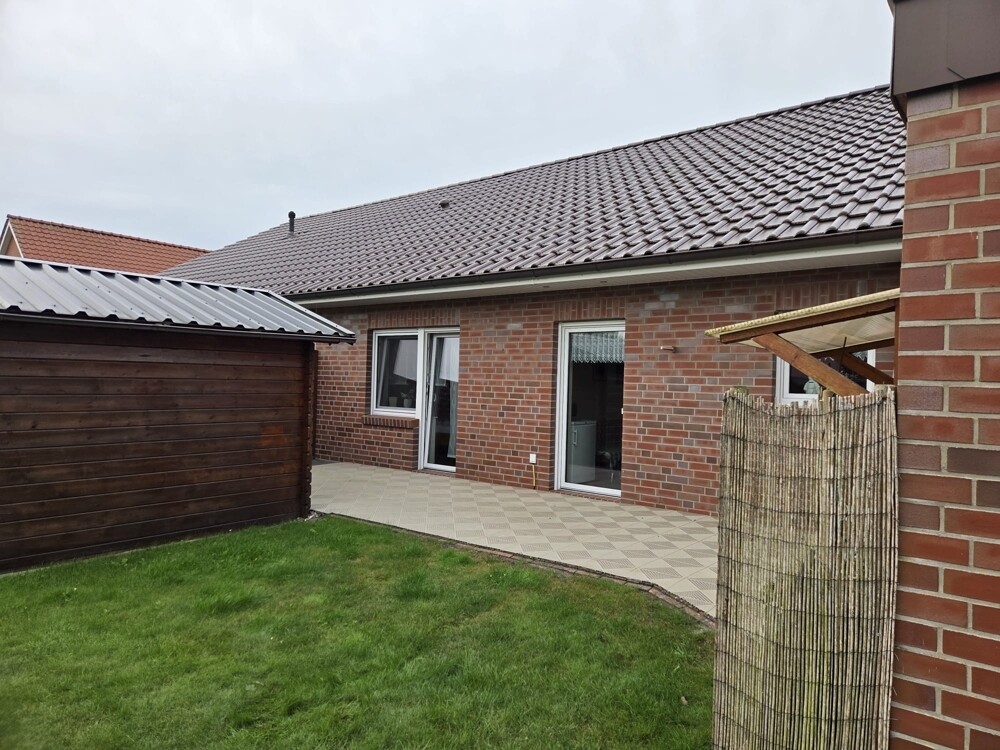 Außen hinter dem Haus