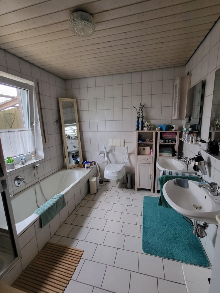 Badezimmer (EG)