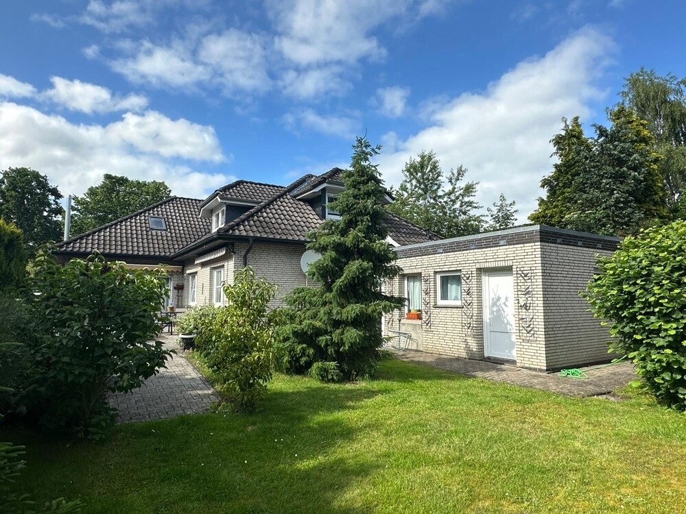 Garten mit Blick auf das Haus