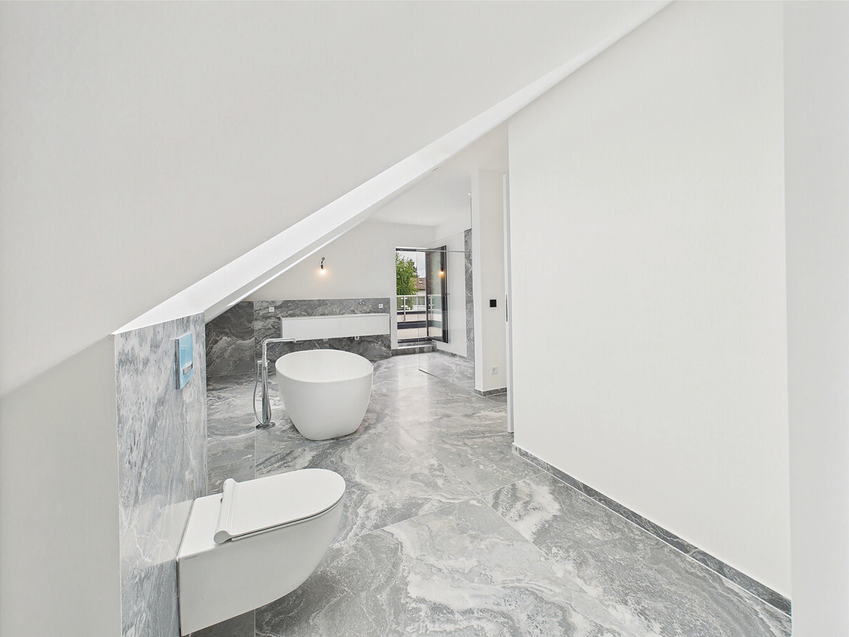 DG Bad mit Dusche und freistehender Wanne