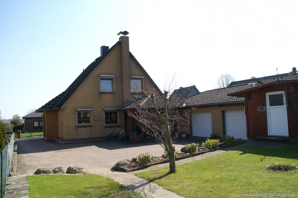 Haus mit Hof, Doppelgarage und Gartenhaus