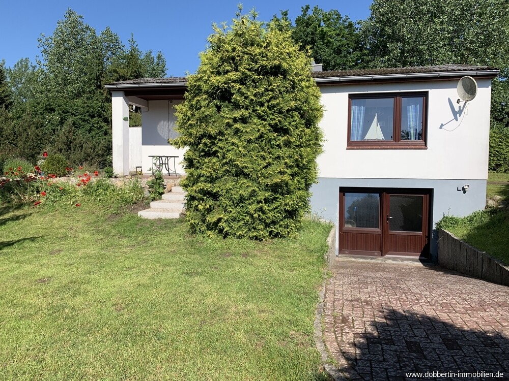 Außenansicht mit Garage 