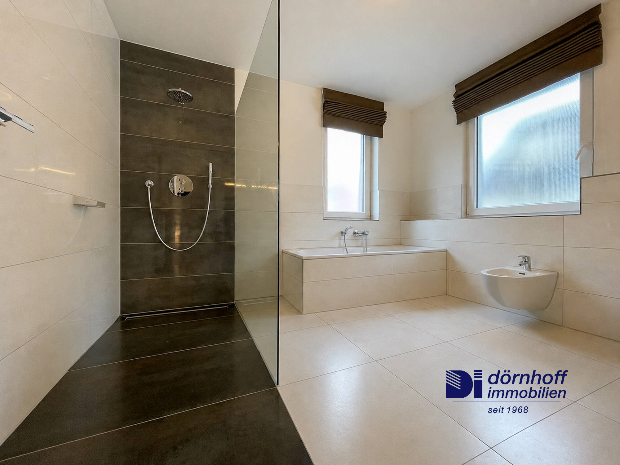 Badezimmer mit Dusche und Wanne