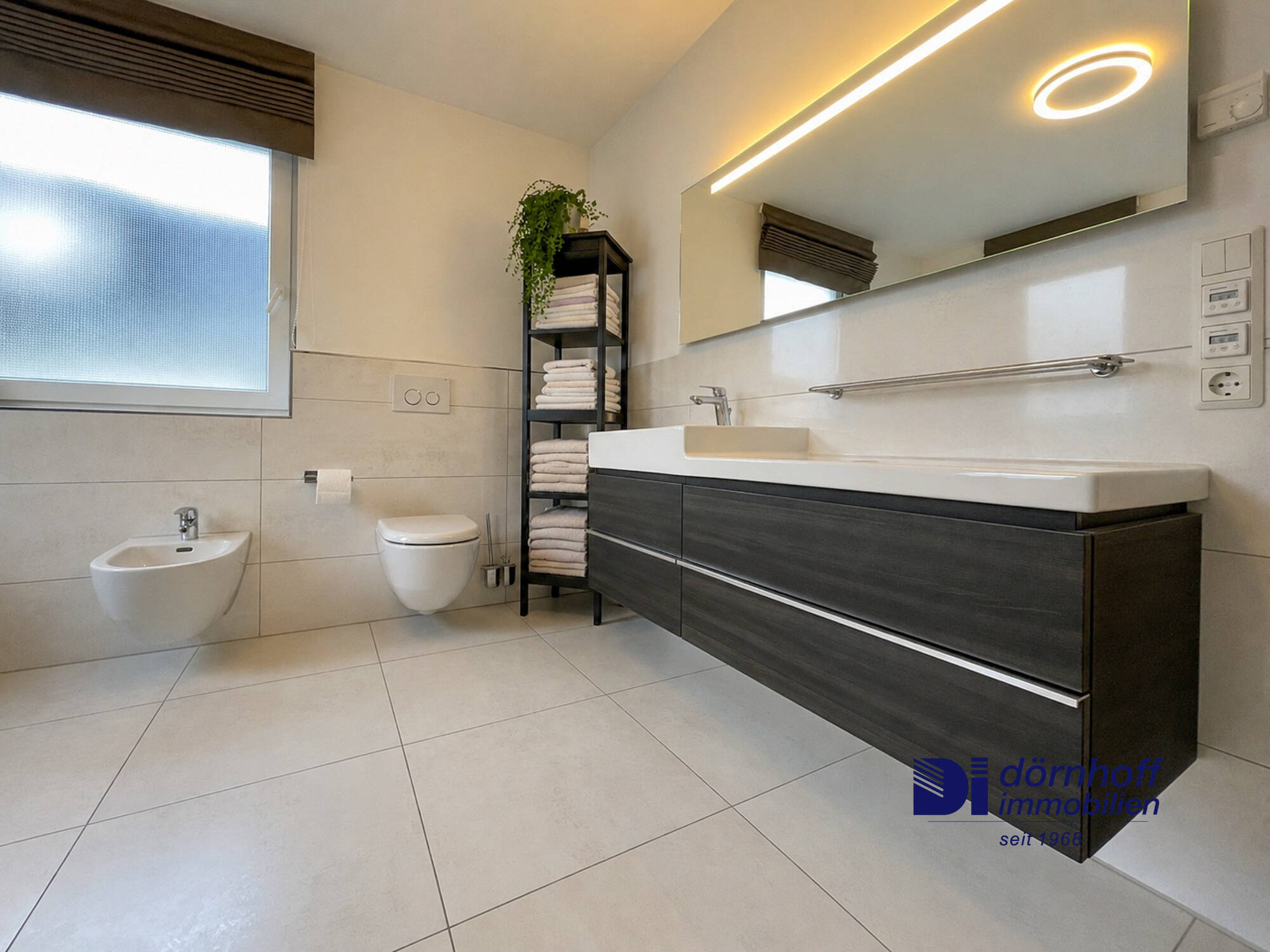 Badezimmer mit Dusche und Wanne
