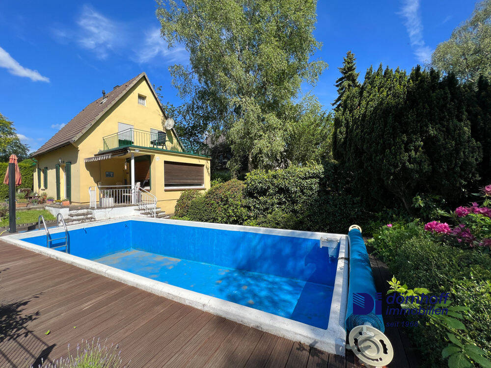 Außenansicht mit Pool