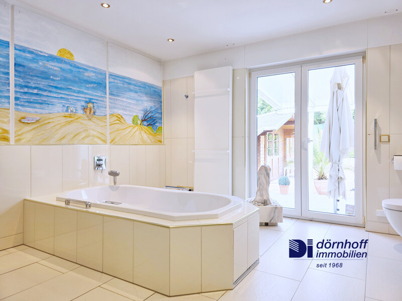 Badeoase im EG mit direktem Zugang zum Poolbereich – exklusiver Komfort für Genießer