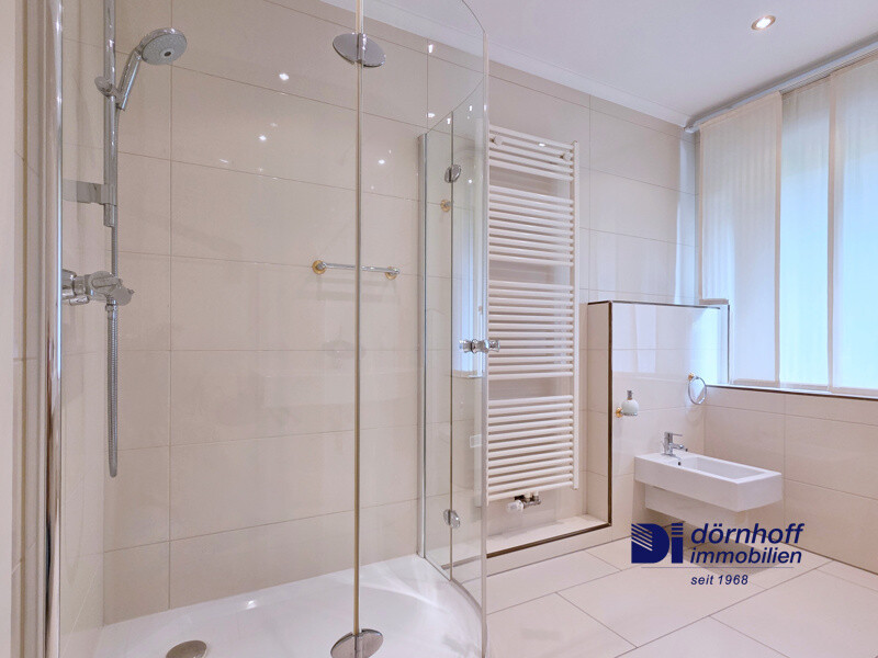 Badezimmer mit Dusche EG