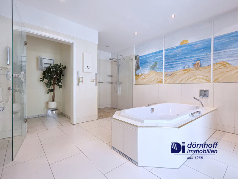 Badeoase im EG mit direktem Zugang zum Poolbereich – exklusiver Komfort für Genießer