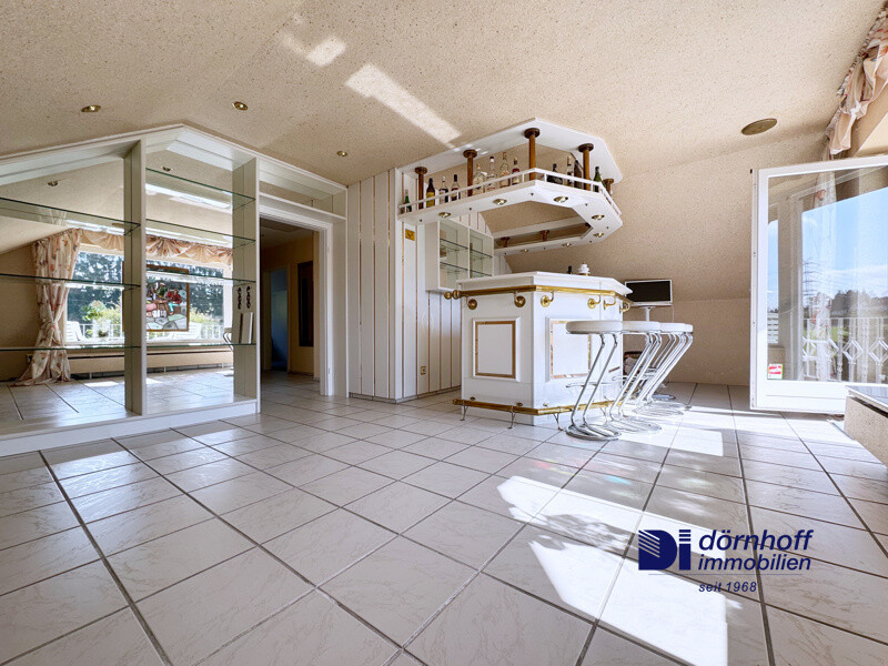 Helles Dachgeschoss mit integrierter Bar und Zugang zum Balkon (auch als Wohnzimmer nutzbar)