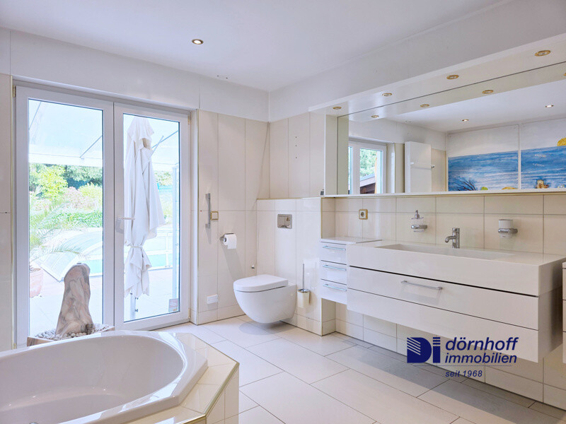 Badeoase im EG mit direktem Zugang zum Poolbereich – exklusiver Komfort für Genießer