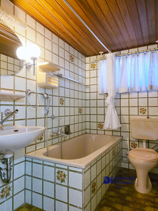 Badezimmer mit Duschwanne UG