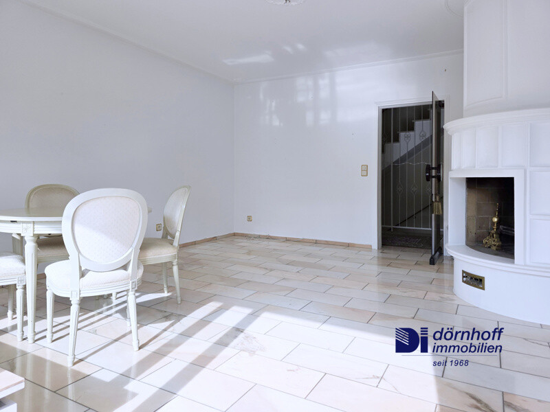 Wohn- Esszimmer mit Kamin