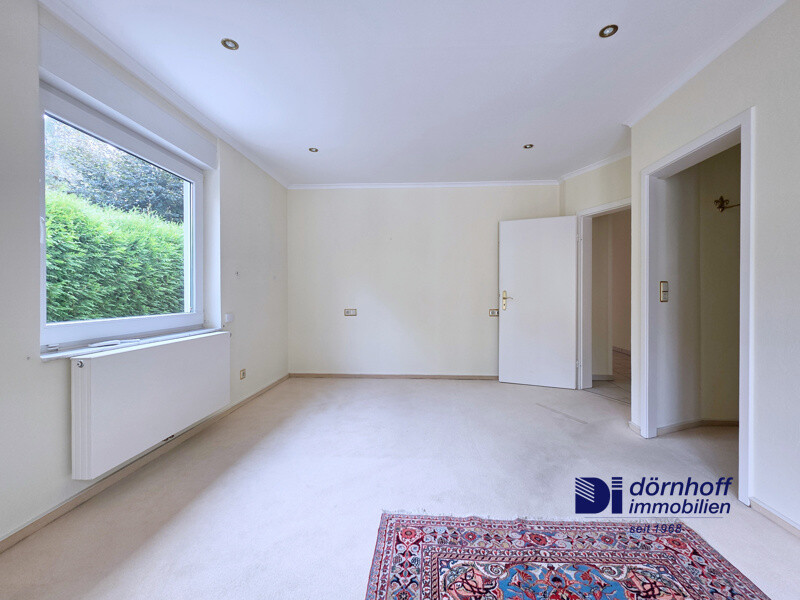 Schlafzimmer im EG mit begehbarem Kleiderschrank und eigenem WC