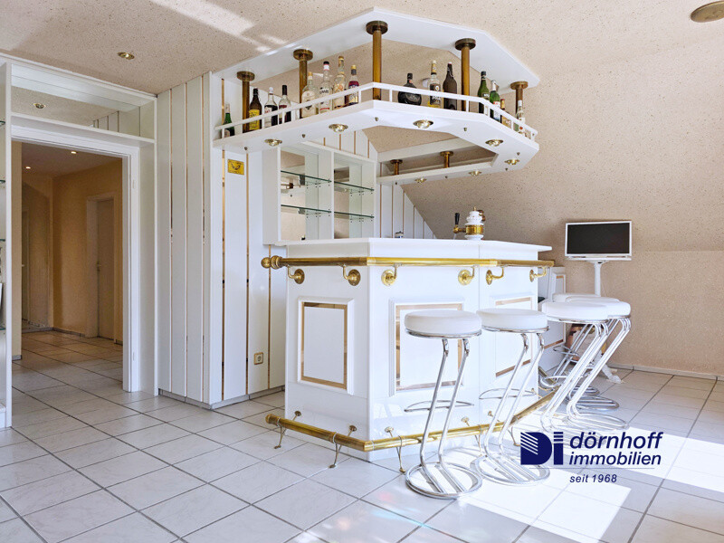 Helles Dachgeschoss mit integrierter Bar und Zugang zum Balkon (auch als Wohnzimmer nutzbar)
