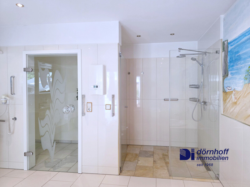 Badeoase im EG mit direktem Zugang zum Poolbereich – exklusiver Komfort für Genießer