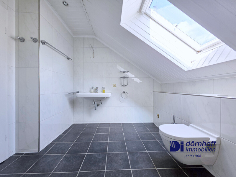 Badezimmer mit Dusche DG