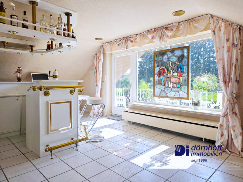 Helles Dachgeschoss mit integrierter Bar und Zugang zum Balkon