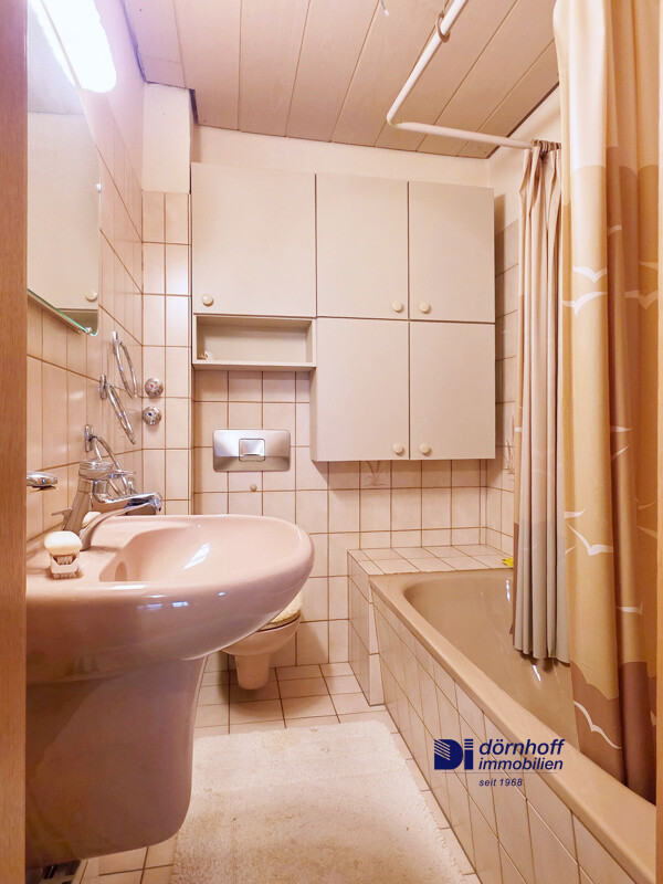 Badezimmer mit Duschwanne 1OG