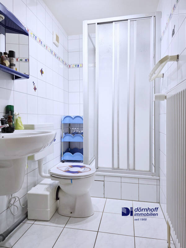 Badezimmer mit Dusche UG