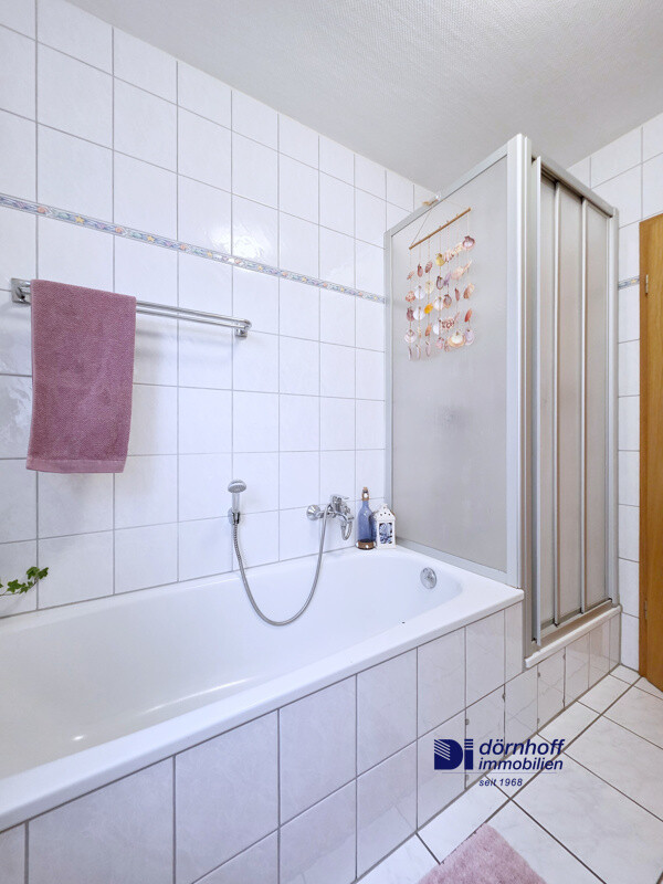 Badezimmer mit Dusche und Wanne EG