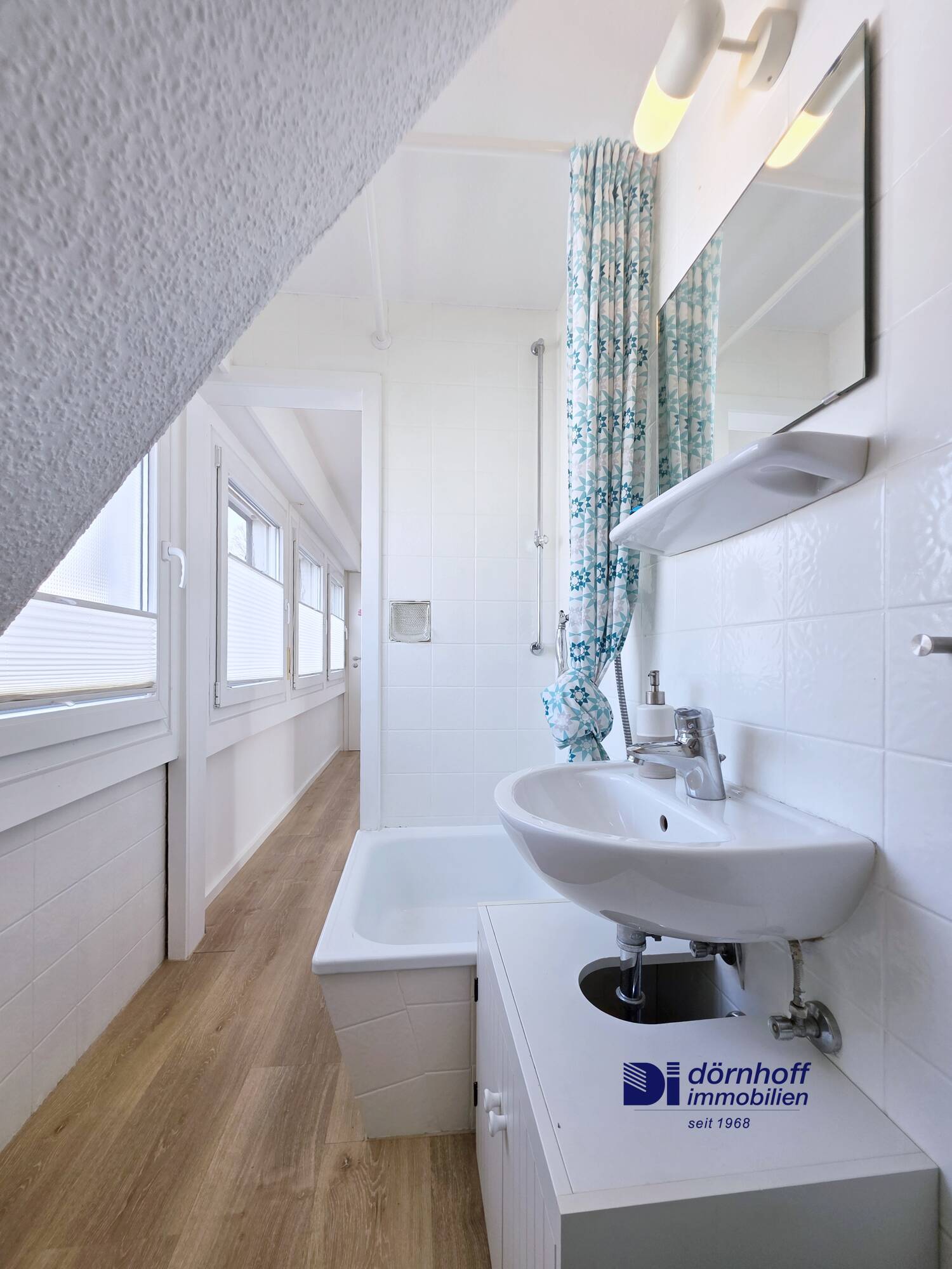 Bad mit Dusche DG