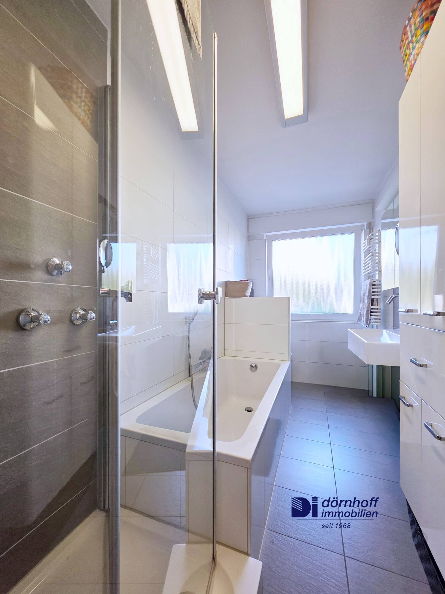 Badezimmer mit Dusche und Wanne EG