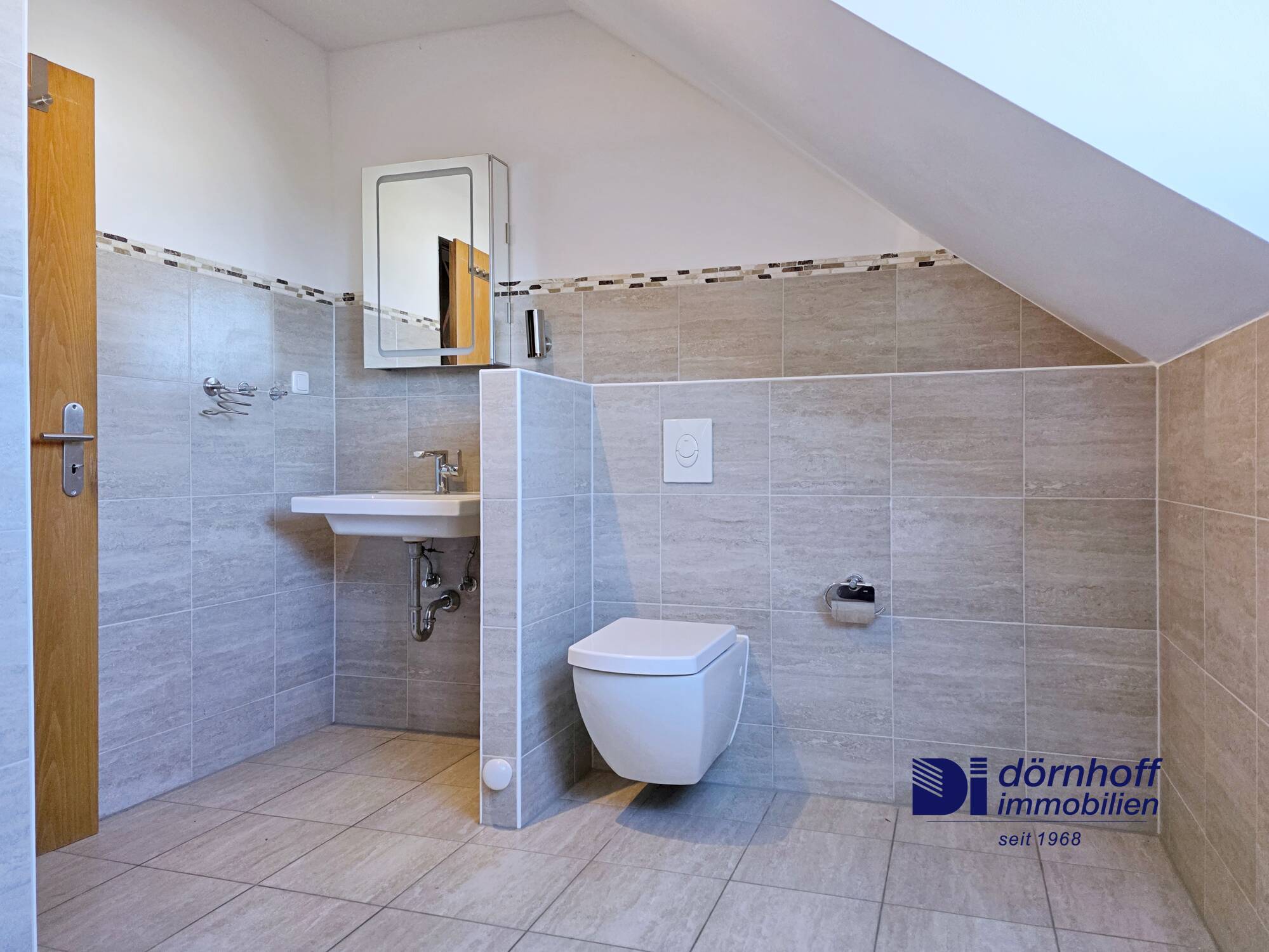 Badezimmer mit Dusche DG