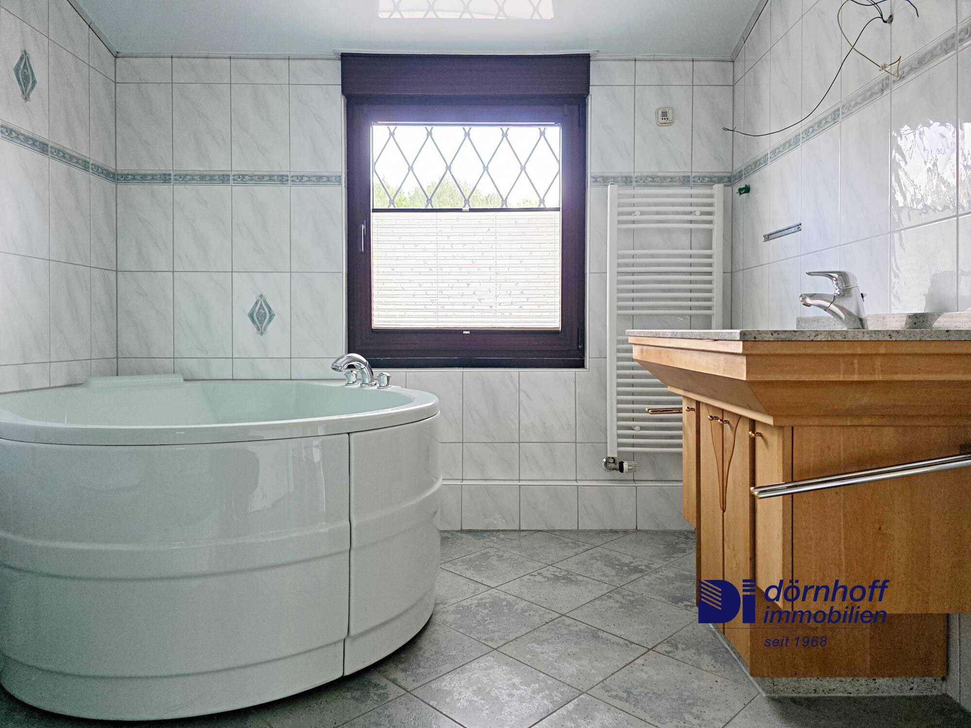 Badezimmer mit Dusche und Wanne DG
