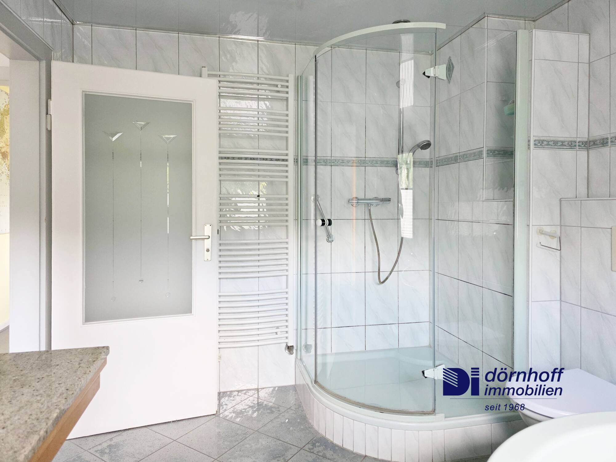 Badezimmer mit Dusche und Wanne DG