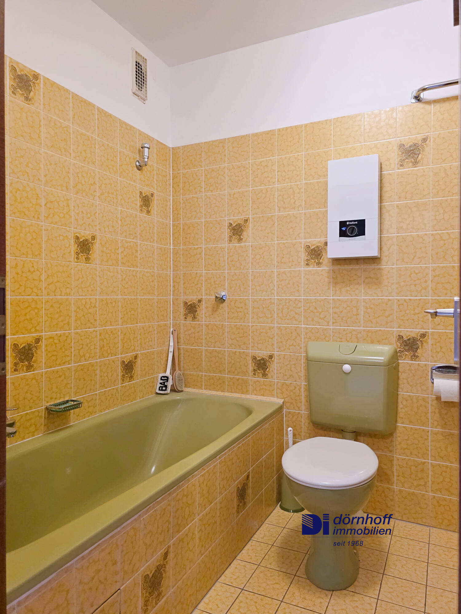 Badezimmer mit Wanne 1 OG