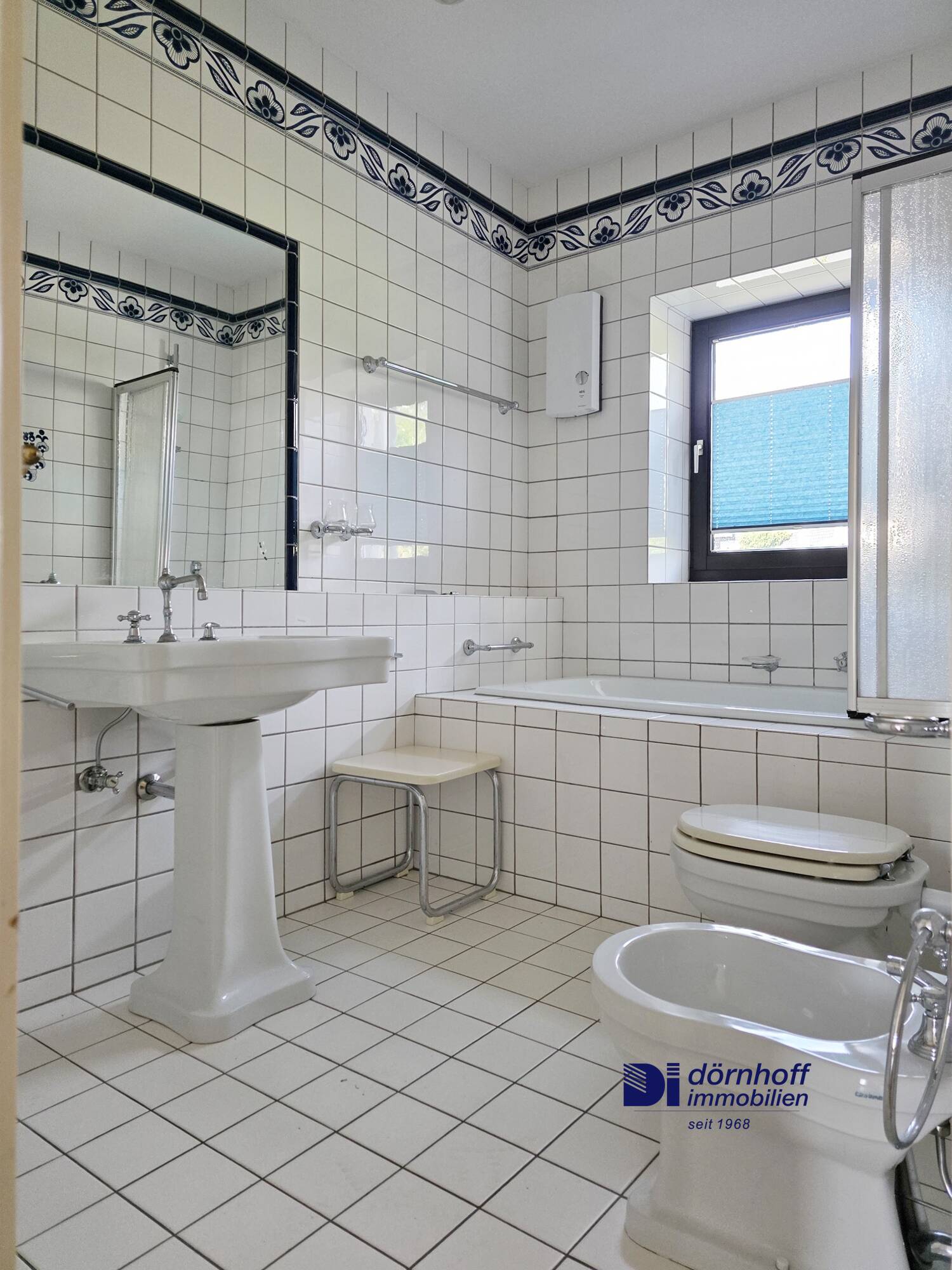 Badezimmer mit Wanne und Bidet