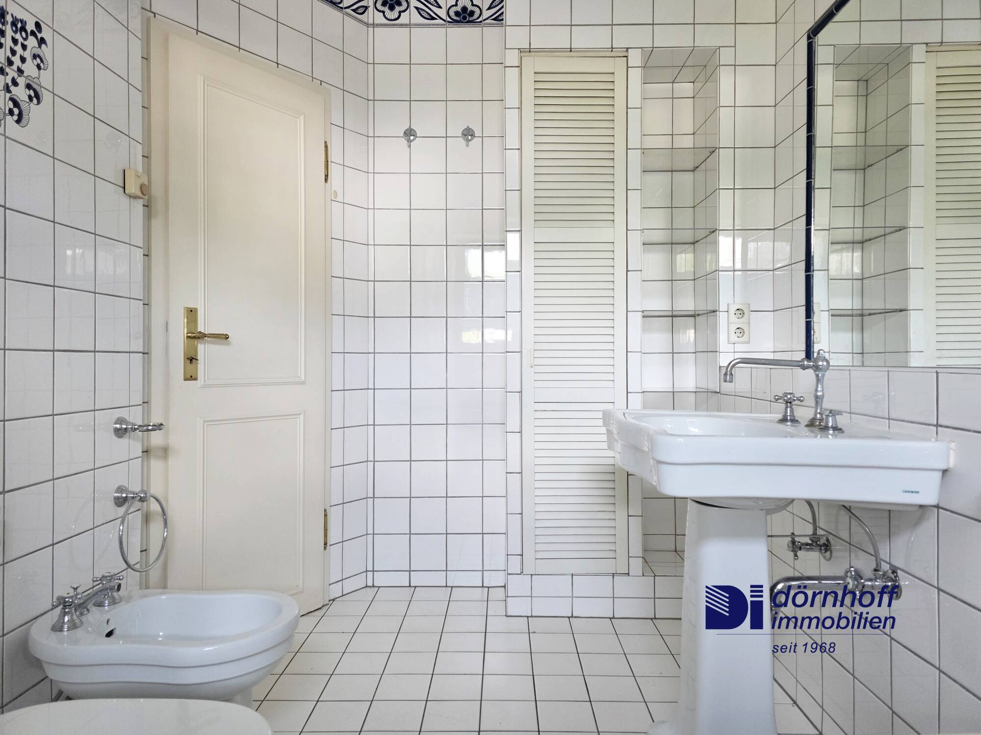 Badezimmer mit Wanne und Bidet