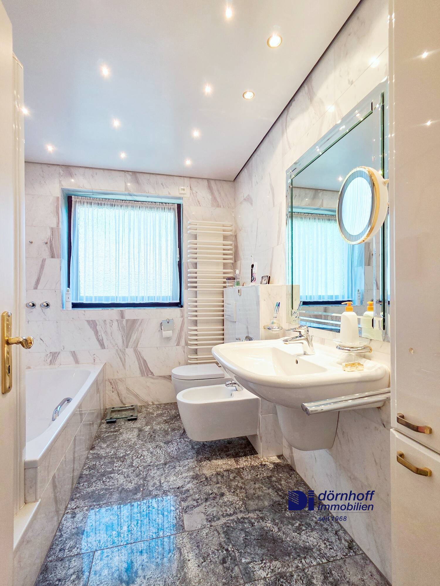 Badezimmer mit Dusche und Wanne