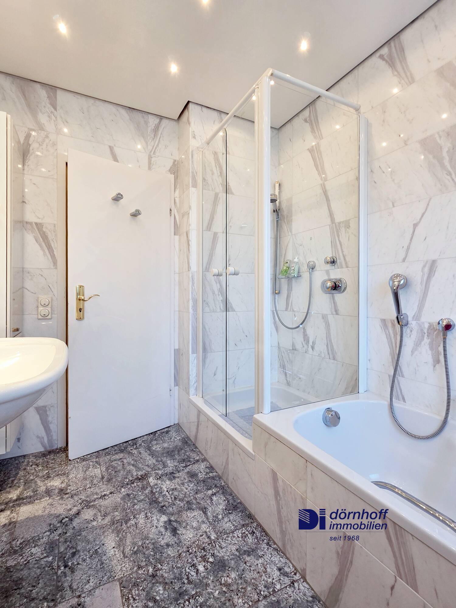 Badezimmer mit Dusche und Wanne
