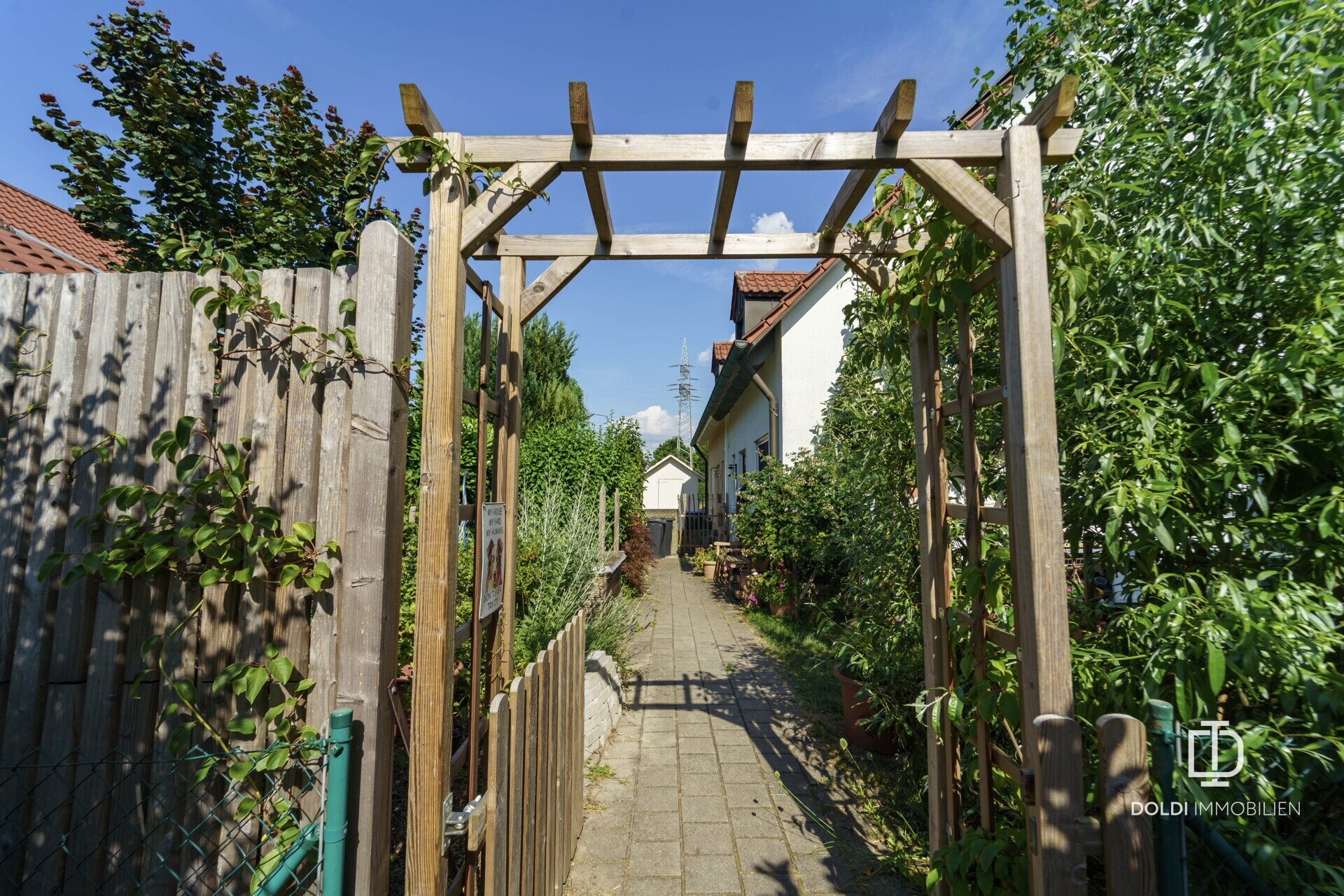 Eingang  zum traumhaften Gartenbereich